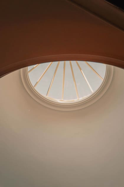 Sobre la escalera se mantiene la claraboya original de la casa.