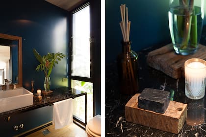 Sobre la mesa con tapa de mármol negro ‘Marquina’ (Casa Bonacina), espejo heredado y bacha de Ferrum con grifería FV. Piso entablonado de incienso. Adoquines de madera antiguos (Oromanta). Jabón negro (Philippa Deco Boutique). Vela en vaso de vidrio facetado y difusor en envase de vidrio caramelo (Bohemia Velas).