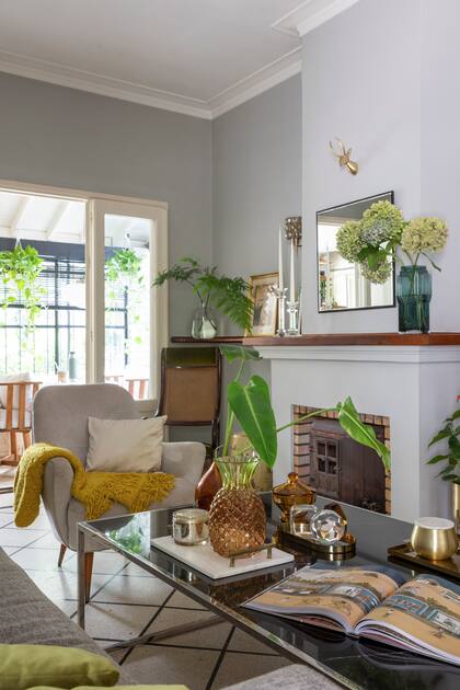 Sobre la mesa de centro (Landmark), libros (Le Book Marque), velas (Anthropologie), bandejas y candelabros (Zara Home), y jarrones (Landmark).