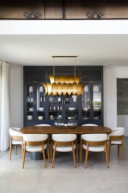 Sobre la mesa de comedor, lámpara ‘Girard’ (Agustina Cerato)