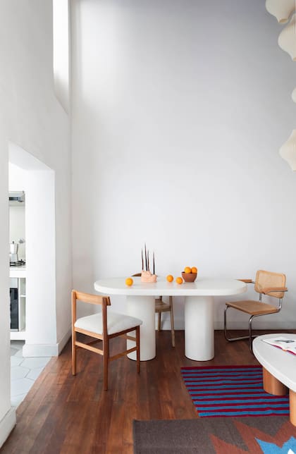 Sobre la mesa de comedor modelo ‘Bourget’ (Achalilas), cuenco de terracota (Cecilia Nigro) y candelabro (Florapa).