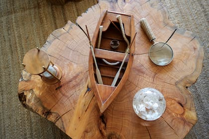 Sobre la mesa de madera (Cassoni Arte en Muebles), una canoa, un reloj de arena, (Wilson Tobal) una lupa (Más Infinito Casa) y la bola de agua con caracolitos y arena blanca que Dotto compró en California durante un viaje que hizo con su hermana Mónica.