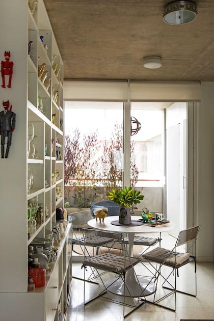 Sobre la mesa, dúo de lámparas colgantes ‘Knappa’ (Ikea). Aquí, una mesa ‘Tulip’ con sillas italianas que se mudaron con sus dueños.
