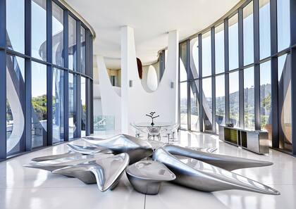 Sobre la mesa ‘Pylon’, un candelabro giratorio (ambos de Tom Dixon).