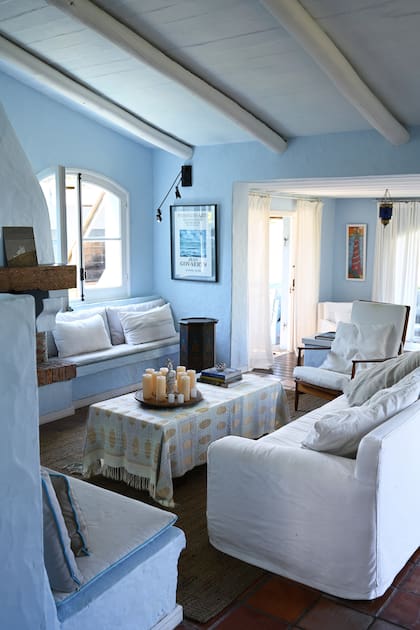 Sobre la mesa ratona, un throw de lino y seda de ML Fabrics, la marca holandesa que Fabiana representa en Uruguay.