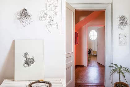 Sobre la mesa una obra de López Mastrangelo. El hall y la cocina son los únicos espacios comunes, que se usan como punto de encuentro.