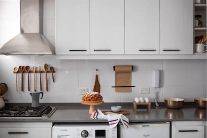 Sobre la mesada de Silestone, cuencos y huevera (todo, El Blog de Pato) y una bundt cake (Las Asuntas) sobre un pie de torta de madera (Sebas Taller).