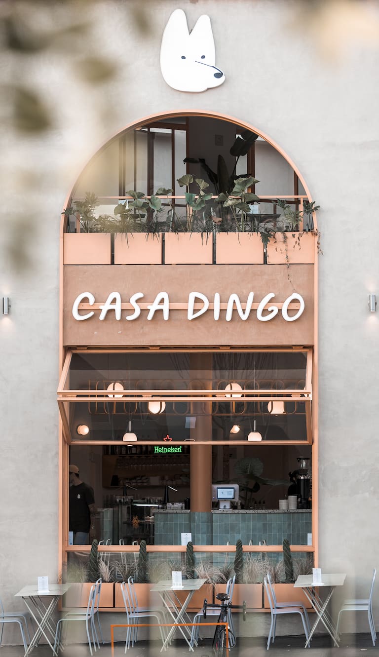 Sobre la Plaza Armenia, Casa Dingo abre de 8 a 8 con una propuesta que va desde el desayuno hasta platos más contundentes