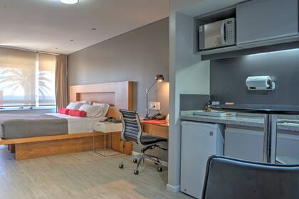 Sobre la rambla de Montevideo, este Rengency Hotel provee comodidad e independencia con sus habitaciones súper equipadas