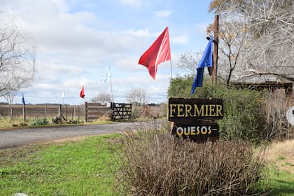 Sobre la RN 5, sobre el camino que conduce a la fábrica, hay una pequeña cabaña donde venden quesos y productos regionales que está abierta todos los días del año.