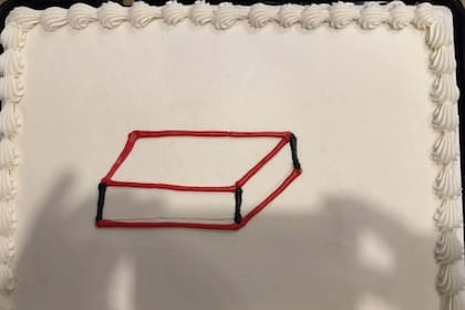 Sobre la torta, el decorador hizo una copia casi exacta del bosquejo del cliente