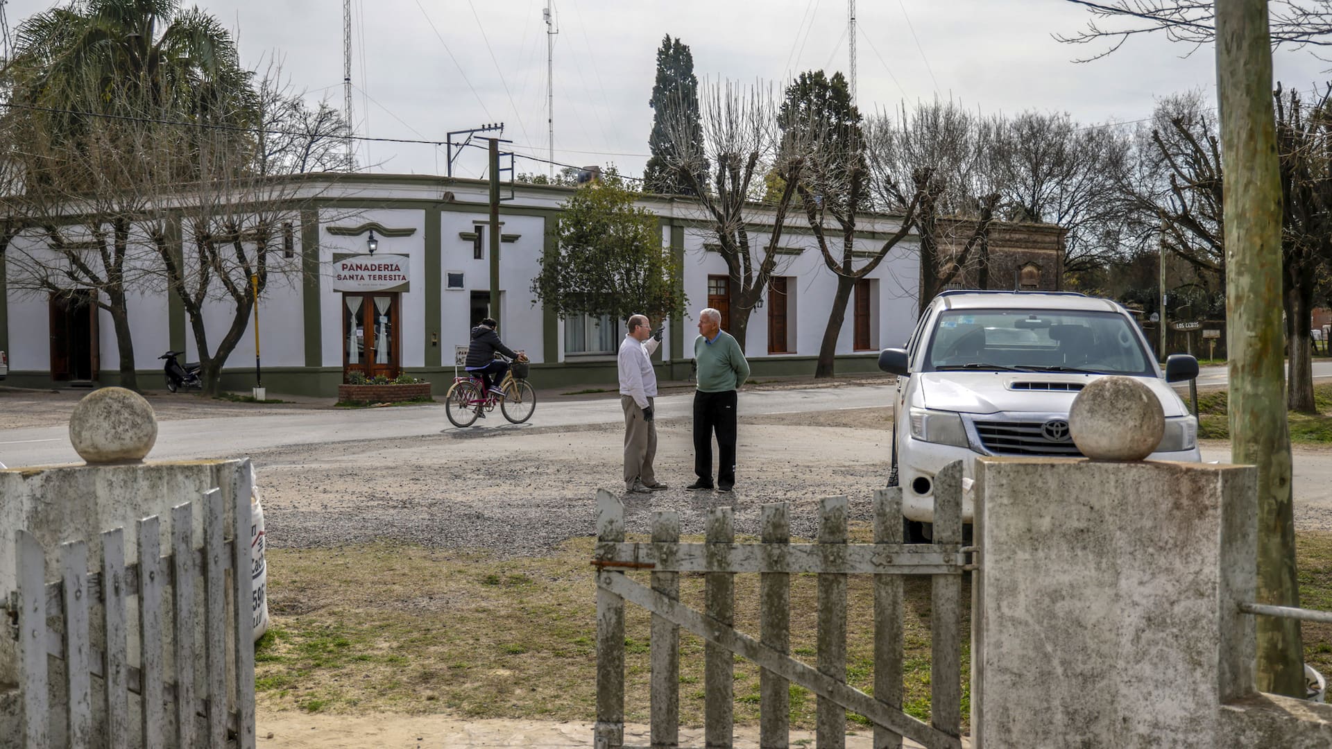 Sobre la única calle asfaltada del pueblo se destaca la panadería Santa Teresita, famosa por sus tortas de chicharrones y empanadas