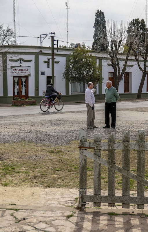 Sobre la única calle asfaltada del pueblo se destaca la panadería Santa Teresita, famosa por sus tortas de chicharrones y empanadas