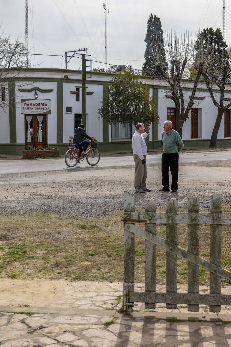 Sobre la única calle asfaltada del pueblo se destaca la panadería Santa Teresita, famosa por sus tortas de chicharrones y empanadas