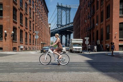 Sobre ruedas: Otro de los proyectos que más entusiasma a Bayala es el de GI FlyBike, la bicicleta eléctrica plegable inventada por tres cordobeses que apuesta a competir a nivel global desde China.