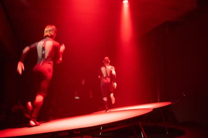"Sobre si mismo" una propuesta coreográfica con musica en vivo y transmisión de video en tiempo real.