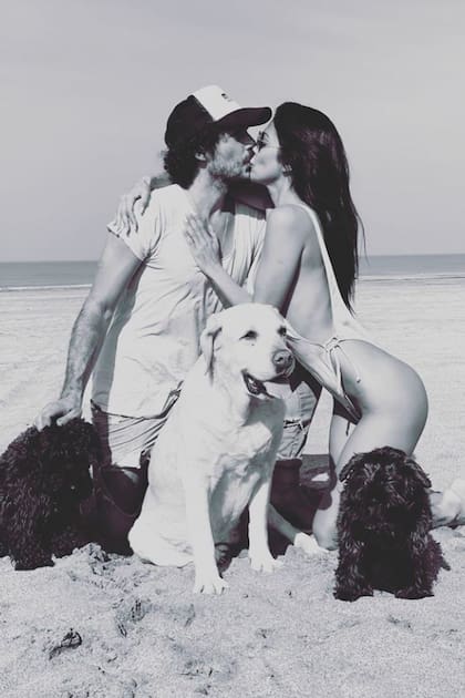 Sobre su noviazgo con Federico, cuenta que los unen las cosas simples, como sentarse a tomar mate en un banco, para disfrutar del atardecer junto a sus tres perros.