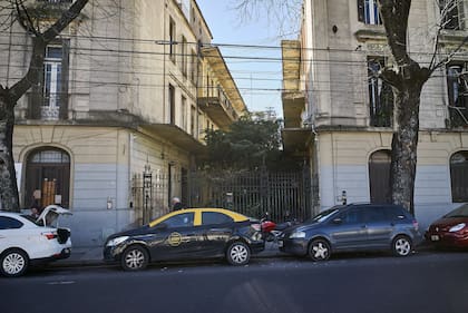 Sobre Teniente Gral. Juan Domingo Perón, entre Jean Jaures y Ecuador, se ubica un edificio que no pasa desapercibido
