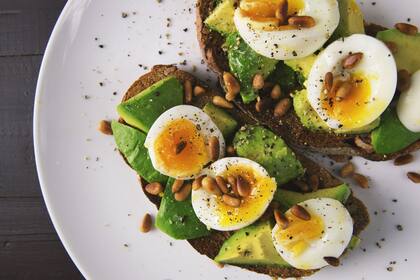 Unas tostadas de palta y huevo