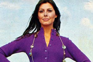 Sobre un puente, Mirta Teresita Massa posa para la cámara: Miss Argentina y Miss Belleza Internacional fueron los títulos que la llevaron a la cima