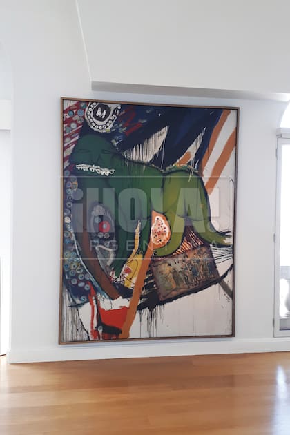 Sobre una de las paredes del living, se aprecia "Music Hall" (1963), de Jorge de la Vega. Óleo, lámina impresa, metal, papel y calcomanías sobre tela.