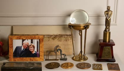Sobre una mesa que hay en el living, una foto junto a su marido Héctor cuando cumplieron 30 años de matrimonio y ella le propuso volver a casarse. “¡Y aceptó!”, nos revela entre risas. También vemos el Martín Fierro a la trayectoria que recibió en 2019.
