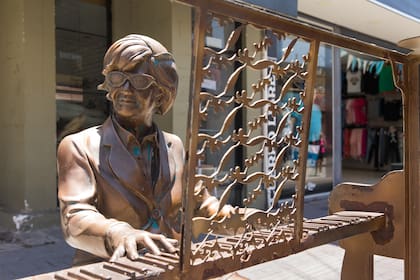 Sobre una peatonal de la ciudad se detecta la escultura en bronce de Leonor Marzano (1925-1991), considerada la madre del cuarteto, la creadora de este ritmo en 1943.