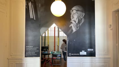 Sobre uno de los muros del hall principal, gigantografía con un retrato de Clorindo.