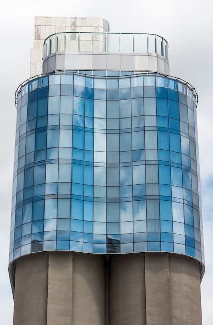 Sobre unos antiguos silos, el primer piso del hotel se encuentra a unos 30 metros de altura.