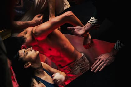 Sobrecarga es una experiencia coreográfica y de artes visuales, dirigida por la performer argentina Melisa Zulberti