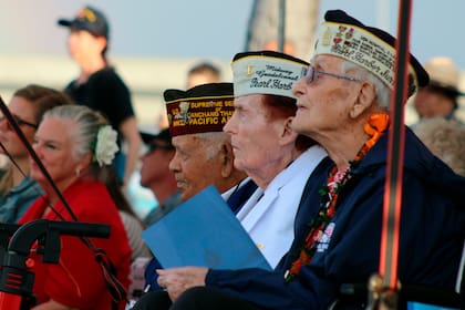 Sobrevivientes del ataque a Pearl Harbor y otros veteranos del ejército de Estados Unidos durante una ceremonia para conmemorar el ataque perpetrado en 1941, el miércoles 7 de diciembre de 2022, en Pearl Harbor, Hawai. (AP Foto/Audrey McAvoy)