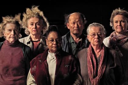 Sobrevivientes del experimento (de izquierda a derecha): Mary Gidley, Edna Reves, Fé Seymour, Eisuke Yamaki, Maria Björnstam y Servane Zanotti, en el documental "La Balsa" de Marcus Lindeen