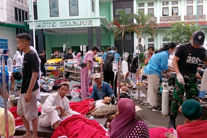 Sobrevivientes reciben tratamiento médico fuera de un hospital local después de un terremoto en Cianjur, Java Occidental, Indonesia, el lunes 21 de noviembre de 2022.