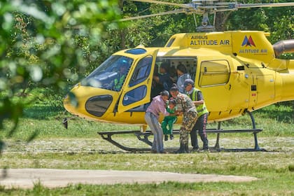 Sobrevivientes rescatados de las inundaciones repentinas son trasladados a un lugar seguro en el distrito de Nuwakot