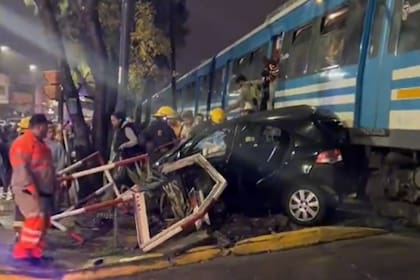 Sobrevivió de pura suerte: así quedó el auto de una mujer tras ser arrollado por un tren en las vías del Sarmiento