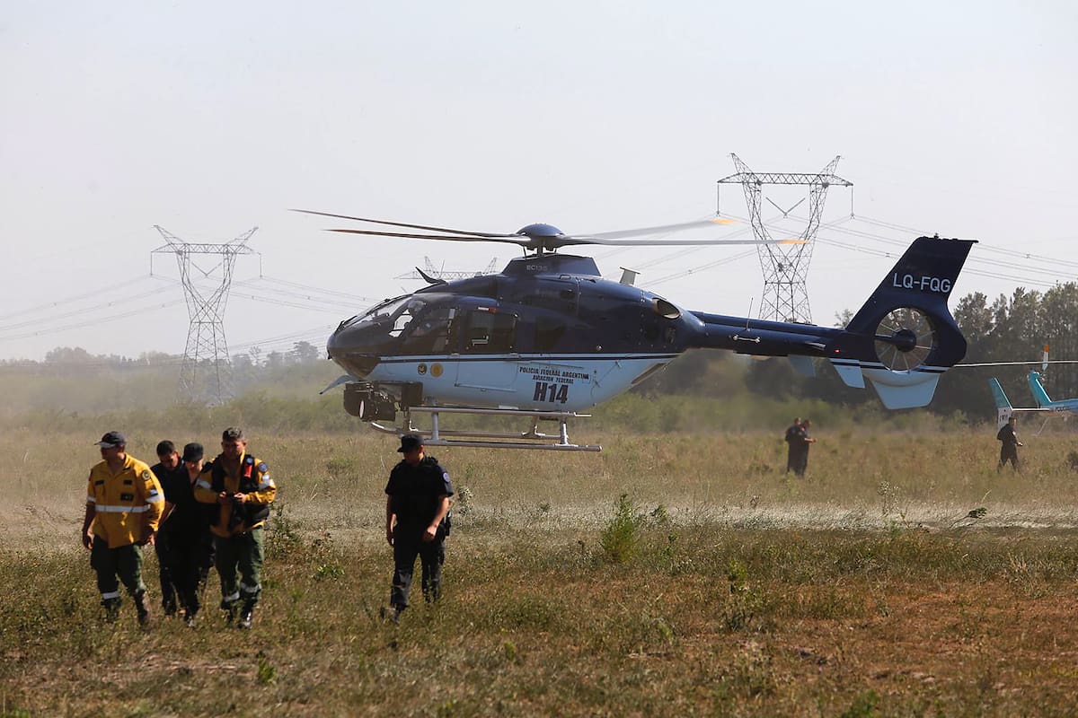 Sobrevuelo por la zona incendiada por donde pasaban líneas de alta tensión, entre Campana y Gral. Rodríguez