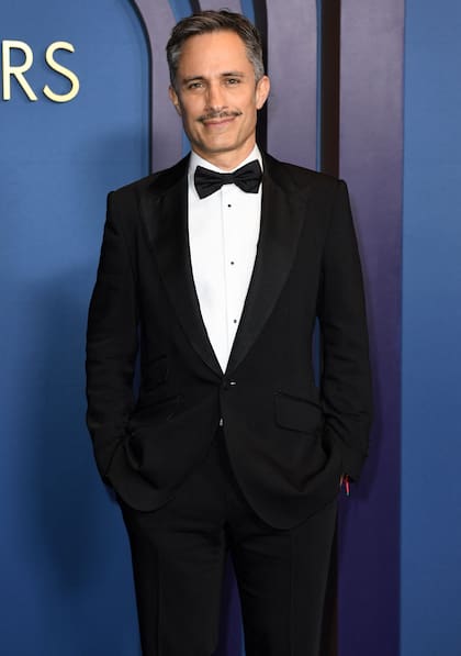 Sobrio, con un traje negro, moño y el detalle de los botones negros en la camisa blanca, el actor mexicano Gael García Bernal dijo presente en los Governors. Estos premios surgieron en 2009 con el objetivo de celebrar logros y contribuciones notables en la industria que no encajaban en las categorías regulares de los premios de la Academia