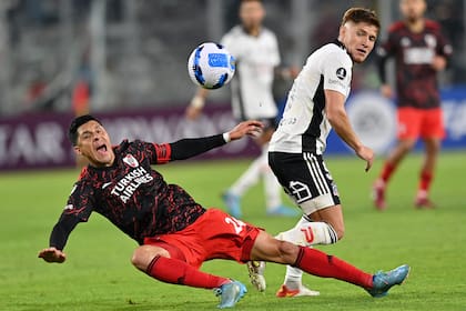 Sobró pierna fuerte en el duelo entre Colo Colo y River; aquí, un cruce áspero entre Enzo Pérez y Leonardo Gil