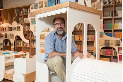 Bernardo Beccar Varela en su librería Dulcinea, que abrió en San Isidro