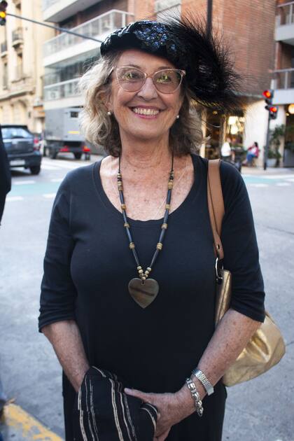 SOC - Dolores Silvester llevo su sombrero de plumas preferido