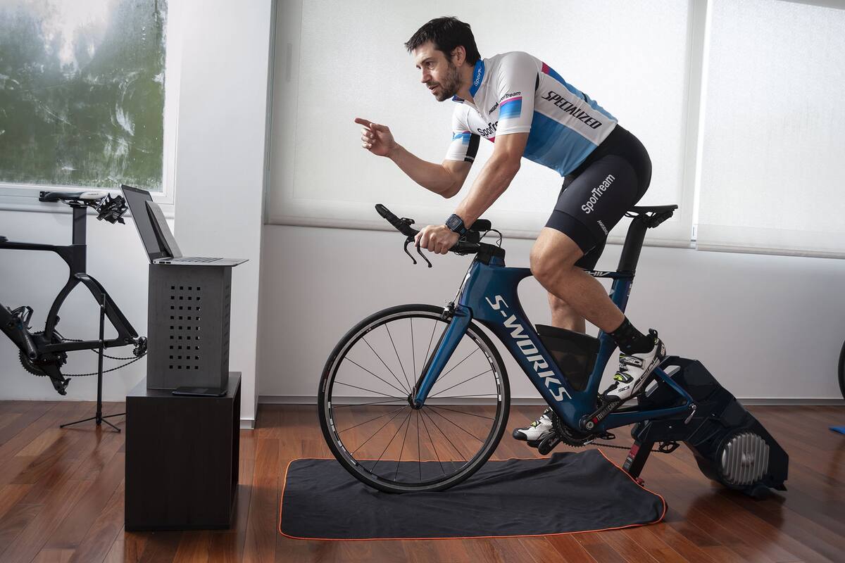 SOC - Jorge entrena a un grupo de ciclistas a traves de clases virtuales.
Buenos Aires. 05-05-2020.