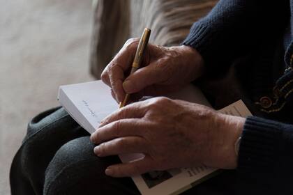 El autor y sus líneas, escribe siempre a mano. Aún hoy no sabe escribir a máquina