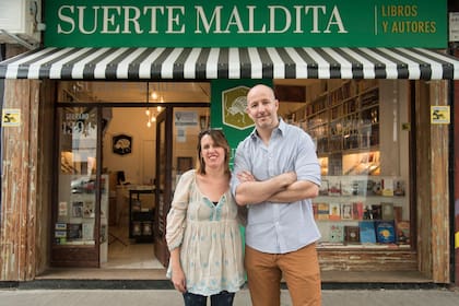 Ana López y Luis Mey, en su flamante "bonsái" de libros llamado Suerte Maldita