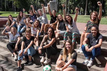SOC - Macarena Sanchez, Micaela Camnataro, Pamela Visciarelli, Luciana Garcia Arango, Maria Semilla, Monica Santino, Luciana Sandoval, Paula Rodriguez, Ayelen Pujol, Camila Gomez Ares, Evelina Cabrera, Sofia Rodriguez Pugia, Juliana Roman Lozano y Ro Ferrer. Autoras, ilustradoras, editora de PELOTA