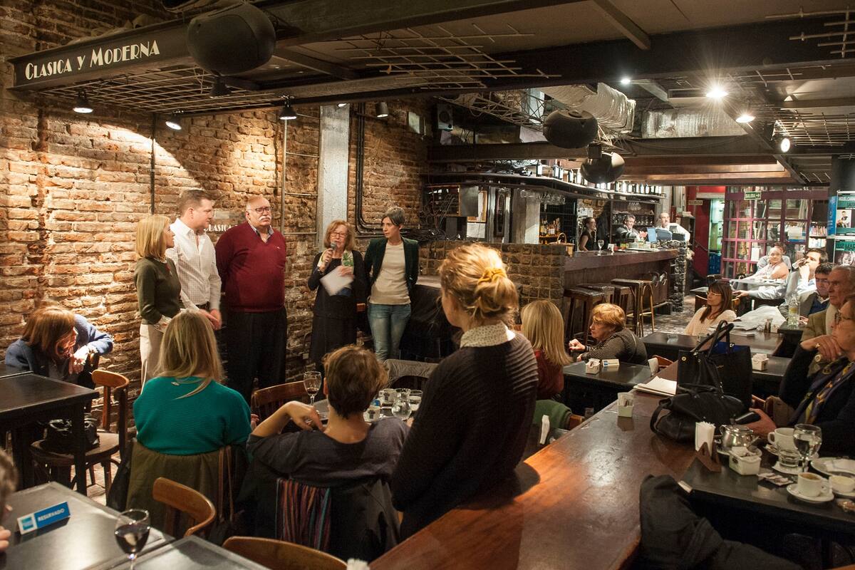SOC-Reconocimiento a Natu Poblet en Clasica y Moderna. Buenos Aires. 21-05-2018 En la foto: Juan Pablo Arenaza, Alejandro Monod, Natalia Neo Poblet y Josefina Delgado, y una diputada de la ciudad