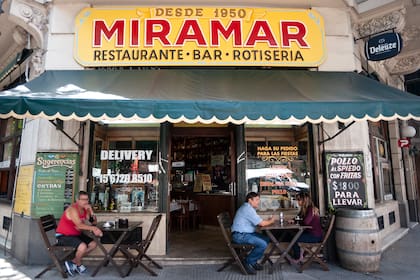 SOC - Rotiseria MIRAMAR.
Av San Juan y Sarandi.
Buenos Aires. 03-03-2022
Nota Bares Notables - Suplemento Sábados