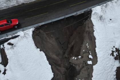 Socavón en la ruta hacia el Paso Samoré