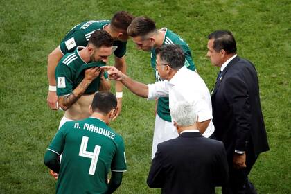 Soccer Football - World Cup - Group F - Germany vs Mexico - Luzhniki Stadium, Moscow, Russia - June 17, 2018 Mexico coach Juan Carlos Osorio talks with his players REUTERS/Christian Hartmann