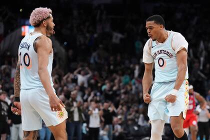 Sochan y Johnson impulsan la remontada de los Spurs para vencer 128-120 a 76ers
