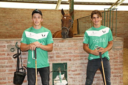 Sociable, la premiada Tía Ramona mira curiosa entre Barto, su jinete, y Camilo; La Natividad ha invertido, y mejorado, mucho en caballada.